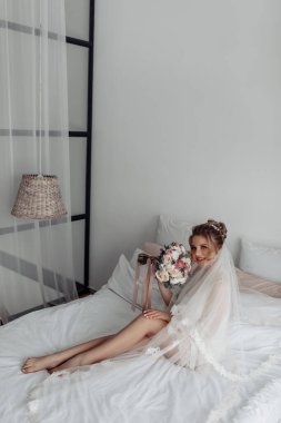 # Beyaz elbiseli genç ve güzel gelin # # Sabahları yatakta oturuyor #