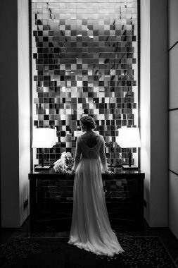 Beyaz elbiseli, siyah beyaz fotoğraflı gelinin arka planı. 