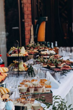 Güzel, zarif bir düğün masası.               