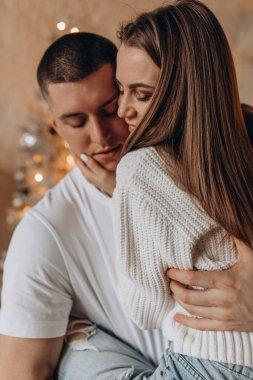 Güzel genç çift evde Noel kutluyor. 