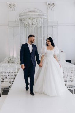 Elleriyle güzel gelin ve damat