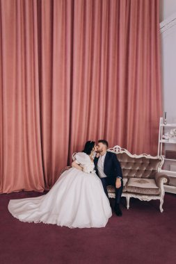 Mutlu gelin ve damat stüdyoda kanepede