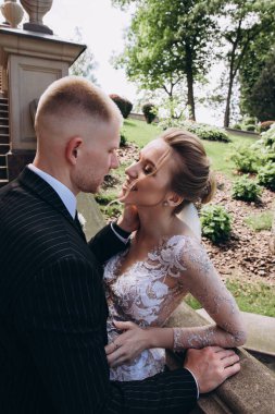 Park 'ta düğün töreni. Sadece evli çift öpüşüyor. 