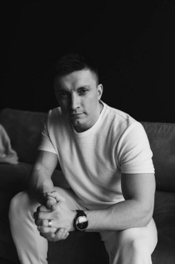 Stüdyoda siyah beyaz poz veren adam.  