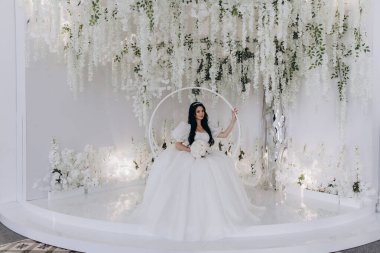 Lüks düğün salonunda beyaz elbiseli güzel bir gelin.           