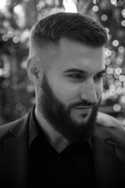 şık takım elbiseli ve sakallı yakışıklı sakallı adam..