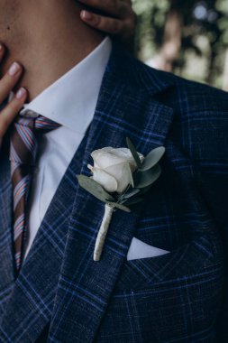 Bir kadının genç ve yakışıklı damadı kucaklarken çekilmiş bir fotoğrafı.