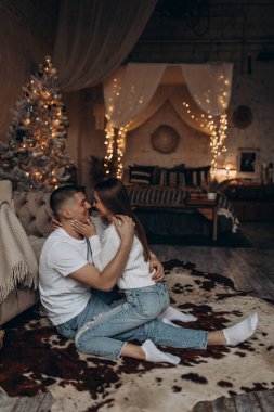 # Genç ve güzel bir çift Noel ağacıyla evde #