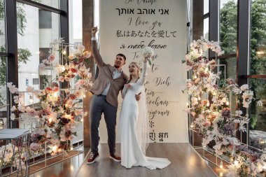 Mutlu genç çift düğün töreninde tezahürat yapıyor.