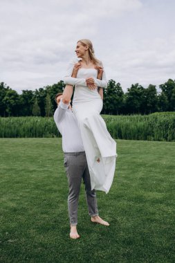 Mutlu gelin ve damat düğün günlerinde eğleniyorlar.