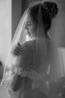 Gelinlik ve duvak takmış güzel gelinin siyah beyaz görüntüsü
