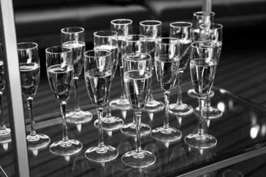 Şampanyalı boş şarap kadehleri.