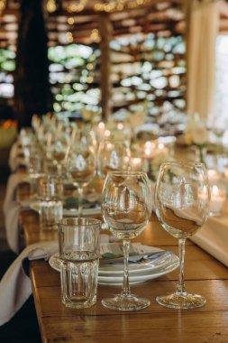 Güzel, zarif bir düğün masası.               