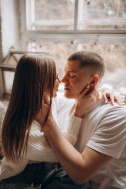 Stüdyonun yanındaki genç çift birbirine aşık.