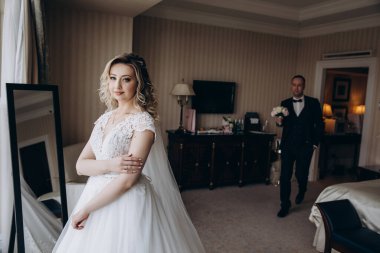 Gelin ve damat otel odasında 