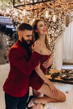 Beyaz bir çift Noel ağacında kameraya poz veriyor.. 