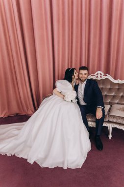 Mutlu genç çift öpüşüyor ve stüdyoda poz veriyor..