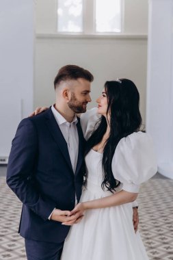 Güzel gelin ve damat düğün günü gülümseyip birbirlerine bakıyorlar.  