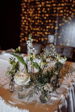 Düğün töreninde çiçekli düğün masası.