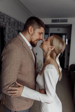 Güzel gelin ve damat düğün günü gülümseyip birbirlerine bakıyorlar.  