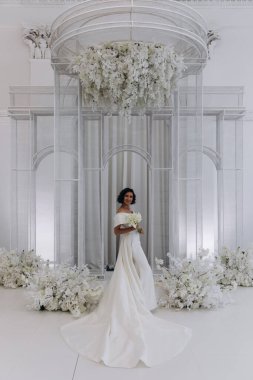 Lüks düğün salonunda beyaz elbiseli güzel bir gelin.           