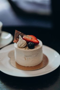 Tabağında meyveler olan lezzetli bir pasta, yakın çekim.