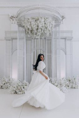 Lüks düğün salonunda beyaz elbiseli güzel bir gelin.           