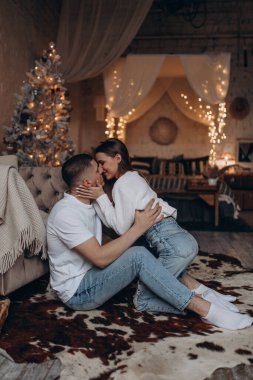 Güzel, sevgi dolu bir çift Noel arifesinde öpüşüyor.