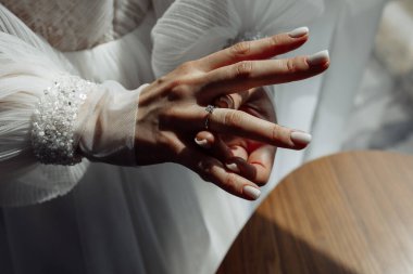 Nikah yüzüklü genç gelinin elleri, yakın plan. 