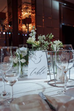 Düğün için hazırlanmış bir masa ya da başka bir akşam yemeği.