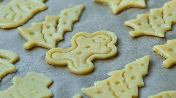 크리스마스 집에서 비스킷 쿠키를 만들었어 브레드 크리스마스 트리가 쿠키를 만들었어 — 스톡 사진