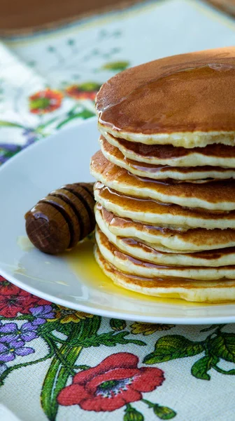 Pile Fresh Baked Pancakes Honey Served Plate Bright Napkin High — Stock Photo, Image