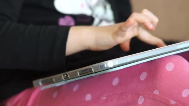 Ребенок Играет Игры Смартфоны Планшеты Домашние Развлечения Цифровизация Образовании Дети — стоковое видео
