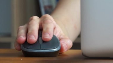 Bilgisayardaki farenin elini tıklayarak. Çevrimiçi çalışma, serbest çalışma, teknoloji bilişim kariyeri kavramı. Ön manzara. Yatay olarak. Yüksek kaliteli FullHD görüntüler
