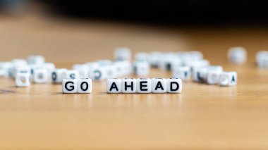 Siyah boncuklarla slogan at. Motivasyon ilham konsepti. Yüksek kalite fotoğraf. Ön manzara, kapat..