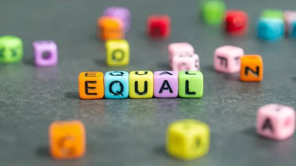 Palavra Igual Contas Bloco Letra Coloridas Igualdade Igualdade Direitos Conceito — Fotografia de Stock