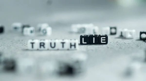 白色和黑色字母珠子块中的谎言和真理 是的高质量的照片 假新闻概念 — 图库照片