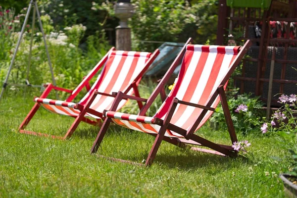 Krzesła Ogrodowe Salonie Trawnikami Paski Niecierpliwością Oczekują Wakacji Pracy — Zdjęcie stockowe