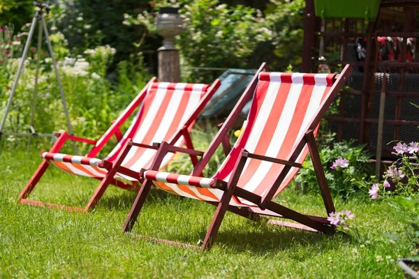 Krzesła Ogrodowe Salonie Trawnikami Paski Niecierpliwością Oczekują Wakacji Pracy — Zdjęcie stockowe