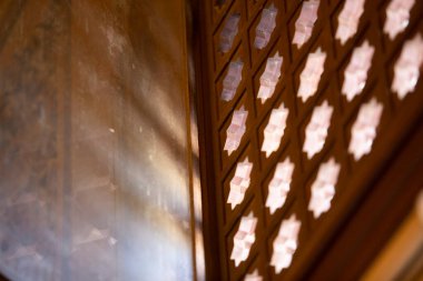 Muhammed Ali Camii 'nin içindeki yıldız desenli pencere ışığı.