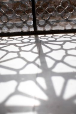 Muhammed Ali Camii 'nin demir pencere gölgesi.