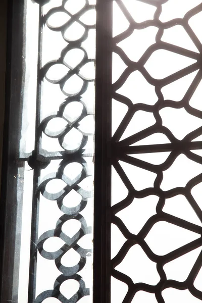 Muhammed Ali Camii 'ndeki demir pencere ayrıntıları.