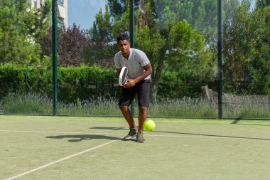 Siyah Afrikalı Amerikalı sporcu raket tenisi oynuyor 