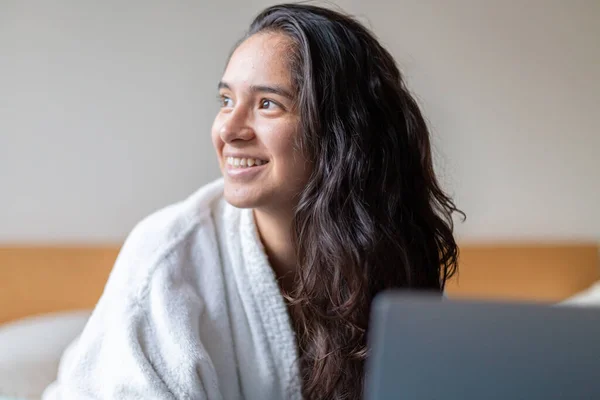 Щаслива Жінка Сидить Вдома Ноутбуці Інтернеті — стокове фото