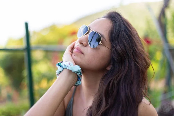 Mujer Joven Con Gafas Sol Una Fiesta — Foto de Stock