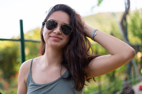 Jovem Mulher Usando Óculos Sol Uma Festa — Fotografia de Stock