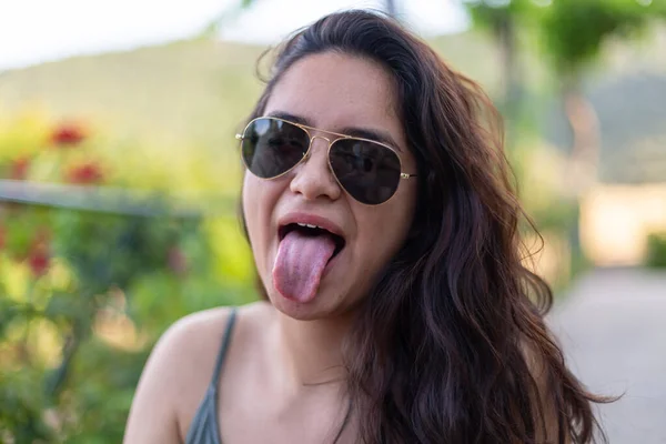 Jovem Mulher Usando Óculos Sol Uma Festa — Fotografia de Stock