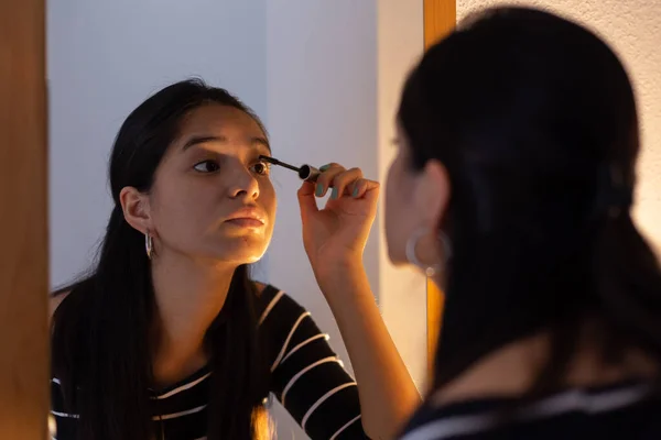 Jovem Senhora Étnica Olhando Espelho Enquanto Aplicava Rímel — Fotografia de Stock
