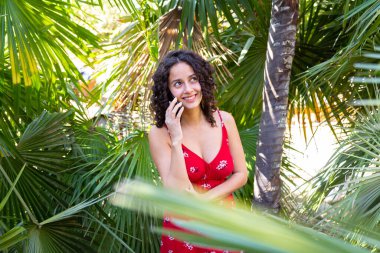 Akıllı Park'taki bir neşeli kadın 