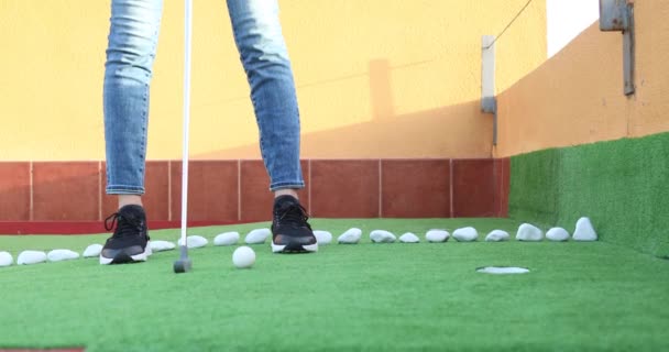 Close Mulher Irreconhecível Batendo Bola Com Clube Golfe Mini Golfe — Vídeo de Stock